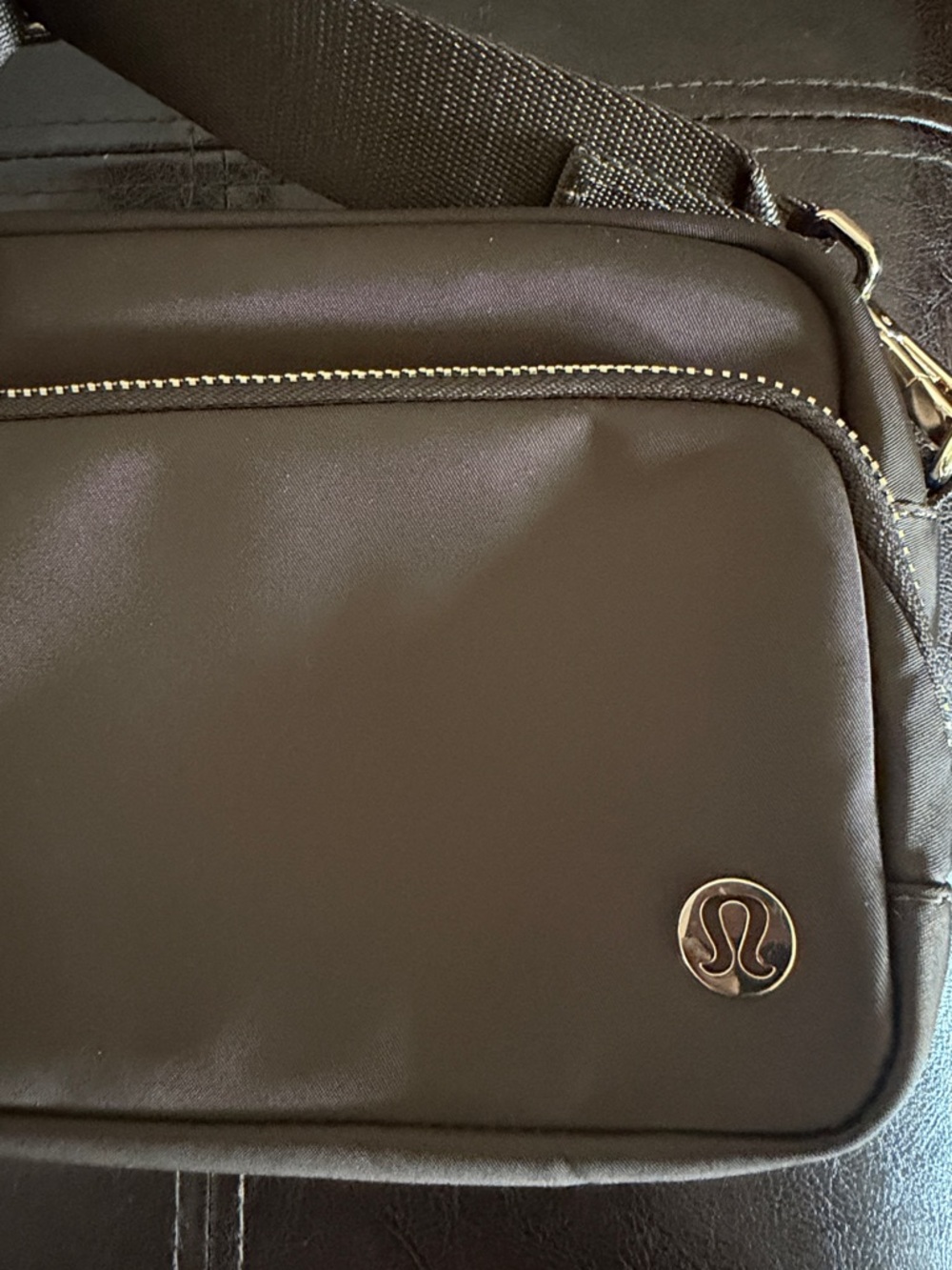 Lululemon Everywhere Crossbody Bag 2L metal hardware in walnut crunch/gold - Picture 4 of 4